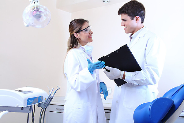 포토 JPG 서양인 외국인 직업 응시 여자 남자 안경 의학 조명 실내 치과 병원 마스크 미소 웃음 들기 사람 두명 치료 마주보기 진료 의사 램프 의료용품 의사가운 치과의사 치과용품 서류판 국내포토 시선 잡화 의료기기 모션 표정 인종 내부 사무용품 의료진 가운 파일형식