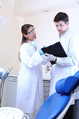 포토 JPG 서양인 외국인 직업 여자 남자 안경 의학 조명 실내 치과 병원 마스크 들기 사람 두명 치료 진료 의사 램프 의료용품 의사가운 치과의사 치과용품 서류판 국내포토 잡화 의료기기 모션 인종 내부 사무용품 의료진 가운 파일형식