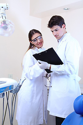 포토 JPG 서양인 외국인 직업 응시 여자 남자 안경 의학 조명 실내 치과 병원 마스크 미소 웃음 들기 사람 두명 치료 진료 의사 램프 의료용품 의사가운 치과의사 치과용품 서류판 국내포토 시선 잡화 의료기기 모션 표정 인종 내부 사무용품 의료진 가운 파일형식