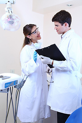 포토 JPG 서양인 외국인 직업 여자 남자 안경 의학 조명 실내 치과 병원 마스크 미소 웃음 들기 사람 두명 치료 마주보기 진료 의사 램프 의료용품 의사가운 치과의사 치과용품 서류판 국내포토 잡화 의료기기 모션 표정 인종 내부 사무용품 의료진 가운 파일형식