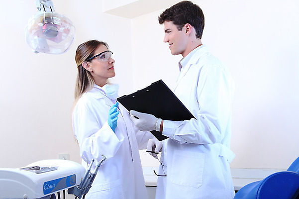 포토 JPG 서양인 외국인 직업 여자 남자 안경 의학 조명 실내 치과 병원 마스크 들기 사람 두명 치료 마주보기 진료 의사 램프 의료용품 의사가운 치과의사 치과용품 서류판 국내포토 잡화 의료기기 모션 인종 내부 사무용품 의료진 가운 파일형식