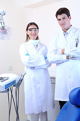 포토 JPG 서양인 외국인 직업 여자 남자 안경 조명 실내 치과 병원 마스크 웃음 사람 성인 두명 치료 팔짱 진료 의사 램프 의료용품 가운 의사가운 치과의사 치과용품 성인만 국내포토 잡화 옷 의학 의료기기 모션 표정 인종 내부 의료진 파일형식