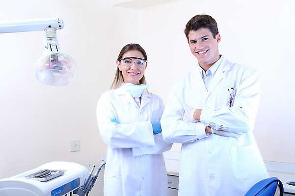 포토 JPG 서양인 외국인 직업 여자 남자 안경 조명 실내 치과 병원 마스크 웃음 사람 성인 두명 치료 팔짱 진료 의사 램프 의료용품 가운 의사가운 치과의사 치과용품 성인만 국내포토 잡화 옷 의학 의료기기 모션 표정 인종 내부 의료진 파일형식