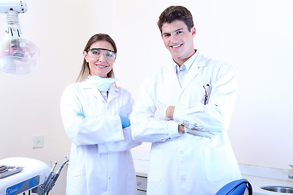 포토 JPG 서양인 외국인 직업 여자 남자 안경 조명 실내 치과 병원 마스크 웃음 사람 성인 두명 치료 팔짱 진료 의사 램프 의료용품 가운 의사가운 치과의사 치과용품 성인만 국내포토 잡화 옷 의학 의료기기 모션 표정 인종 내부 의료진 파일형식