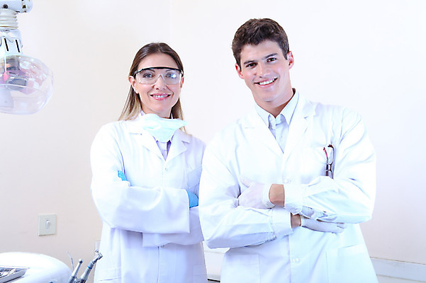 포토 JPG 서양인 외국인 직업 여자 남자 안경 조명 실내 치과 병원 마스크 웃음 사람 두명 치료 팔짱 진료 의사 램프 의료용품 가운 의사가운 치과의사 치과용품 국내포토 잡화 옷 의학 의료기기 모션 표정 인종 내부 의료진 파일형식