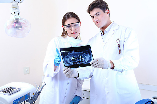 포토 JPG 서양인 외국인 직업 여자 남자 안경 조명 엑스레이 실내 치과 병원 마스크 웃음 들기 사람 두명 치료 진료 의사 램프 의료용품 가운 의사가운 치과의사 치과용품 국내포토 잡화 옷 의학 의료기기 모션 표정 인종 내부 의료진 파일형식