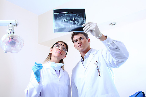 포토 JPG 서양인 외국인 직업 여자 남자 안경 엑스레이 실내 치과 병원 마스크 웃음 들기 사람 두명 치료 진료 의사 의료용품 가운 의사가운 치과의사 치과용품 국내포토 잡화 옷 의학 의료기기 모션 표정 인종 내부 의료진 파일형식