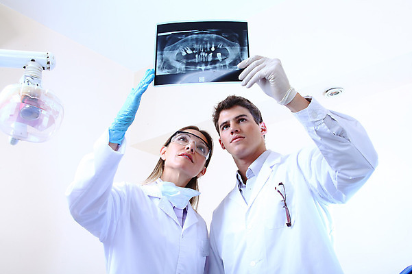 포토 JPG 서양인 외국인 직업 여자 남자 안경 엑스레이 실내 치과 병원 마스크 웃음 들기 사람 두명 치료 진료 의사 의료용품 가운 의사가운 치과의사 치과용품 국내포토 잡화 옷 의학 의료기기 모션 표정 인종 내부 의료진 파일형식