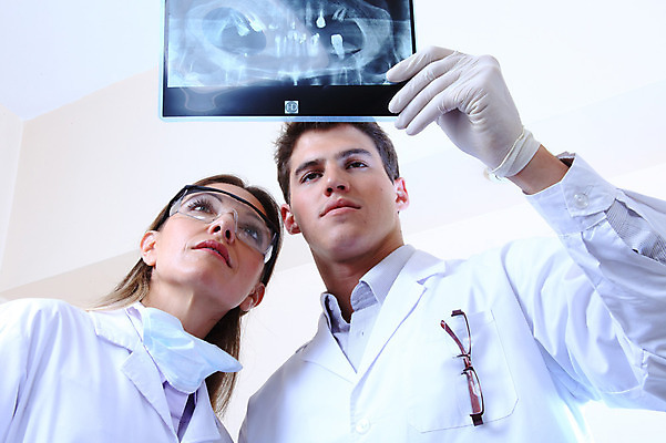 포토 JPG 서양인 외국인 직업 여자 남자 안경 엑스레이 실내 치과 병원 마스크 웃음 들기 사람 두명 치료 진료 의사 의료용품 가운 의사가운 치과의사 치과용품 국내포토 잡화 옷 의학 의료기기 모션 표정 인종 내부 의료진 파일형식