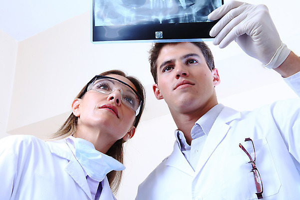 포토 JPG 서양인 외국인 직업 여자 남자 안경 엑스레이 실내 치과 병원 마스크 웃음 들기 사람 성인 두명 치료 진료 의사 의료용품 가운 의사가운 치과의사 치과용품 성인만 국내포토 잡화 옷 의학 의료기기 모션 표정 인종 내부 의료진 파일형식