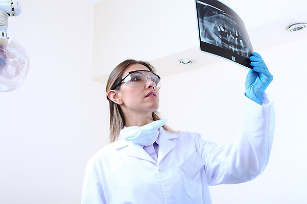 포토 JPG 서양인 외국인 직업 여자 안경 엑스레이 실내 치과 병원 마스크 한명 웃음 들기 사람 성인 치료 진료 의사 의료용품 가운 의사가운 치과의사 치과용품 여자만 여자한명만 성인여자만 성인만 국내포토 1 잡화 옷 의학 의료기기 모션 표정 인종 내부 의료진 파일형식