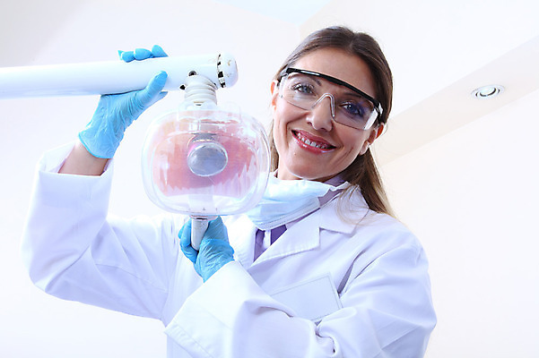 포토 JPG 서양인 외국인 직업 여자 안경 조명 실내 치과 병원 마스크 한명 웃음 사람 성인 치료 진료 의사 램프 의료용품 가운 의사가운 치과의사 치과용품 여자만 여자한명만 성인여자만 성인만 국내포토 1 잡화 옷 의학 의료기기 표정 인종 내부 의료진 파일형식