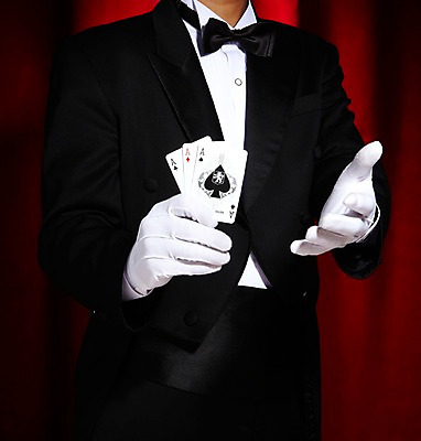 포토 JPG 스튜디오촬영 손 잡화 남자 장갑 신체 탁자 실내 한명 손짓 성인 신체부위 마술 마술사 포커 마술사복장 흰장갑 에이스 카드마술 성인만 국내포토 1 옷 가구 모션 사람 내부 게임 트럼프 파일형식