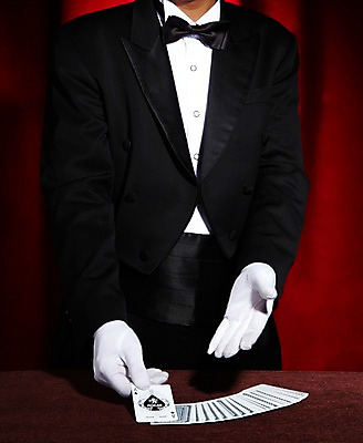 포토 JPG 스튜디오촬영 손 잡화 남자 장갑 신체 탁자 실내 한명 손짓 성인 신체부위 마술 마술사 포커 마술사복장 흰장갑 에이스 카드마술 성인만 국내포토 1 옷 가구 모션 사람 내부 게임 트럼프 파일형식