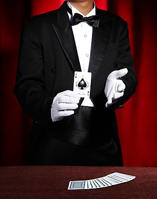 포토 JPG 스튜디오촬영 손 잡화 남자 장갑 신체 탁자 실내 한명 손짓 성인 신체부위 마술 마술사 포커 마술사복장 흰장갑 에이스 카드마술 성인만 국내포토 1 옷 가구 모션 사람 내부 게임 트럼프 파일형식