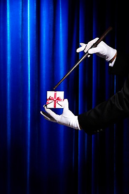 포토 JPG 스튜디오촬영 손 잡화 리본 장갑 신체 나비넥타이 손짓 신체부위 선물상자 상자 마술 커튼 마술봉 마술도구 흰장갑 국내포토 모션 넥타이 실내 선물 사람 도구 파일형식