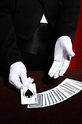 포토 JPG 스튜디오촬영 손 잡화 남자 장갑 신체 탁자 실내 한명 손짓 성인 신체부위 마술 마술사 포커 마술사복장 흰장갑 에이스 카드마술 성인만 국내포토 1 옷 가구 모션 사람 내부 게임 트럼프 파일형식