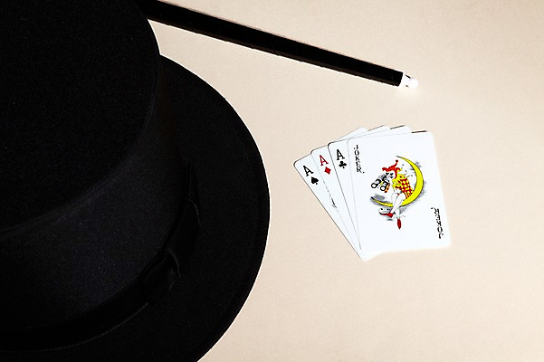 포토 JPG 스튜디오촬영 실내 사람없음 놀이용품 마술 오브젝트 마술봉 마술도구 포커 마술사모자 국내포토 모자_잡화 내부 게임 도구 트럼프 파일형식