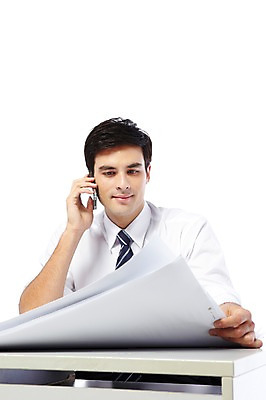 포토 JPG 스튜디오촬영 서양인 외국인 해외기획촬영 직업 해외 응시 2011년태국 남자 건축 포즈 비즈니스 통신 모션 건설업 실내 작업복 한명 미소 웃음 누끼 사람 앉기 상반신 20대 성인 앞모습 비즈니스라이프 스마트폰 통신기기 설계도 업무 작업 직장인 비즈니스맨 작업실 건축가 전화기 통화 남자만 남자한명만 성인남자만 청년만 청년남자만 청년남자한명만 성인한명만 성인남자한명만 성인만 국내포토 1 라이프스타일 시선 옷 산업 뷰포인트 표정 인종 청년 내부 핸드폰 스마트기기 기계 파일형식