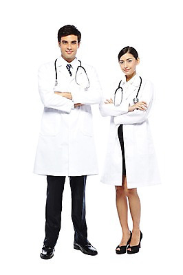 포토 JPG 스튜디오촬영 전신 서양인 외국인 해외기획촬영 직업 해외 여자 2011년태국 남자 포즈 청진기 의료기기 실내 서기 웃음 누끼 사람 20대 성인 두명 앞모습 치료 팔짱 진료 의사 의료용품 가운 의사가운 청년만 성인만 국내포토 옷 뷰포인트 의학 모션 표정 인종 청년 내부 의료진 파일형식