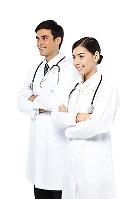 포토 JPG 스튜디오촬영 서양인 외국인 해외기획촬영 직업 해외 여자 2011년태국 남자 포즈 청진기 의료기기 실내 서기 웃음 누끼 사람 상반신 20대 성인 두명 치료 팔짱 진료 의사 의료용품 가운 의사가운 청년만 성인만 국내포토 옷 의학 모션 표정 인종 청년 내부 의료진 파일형식