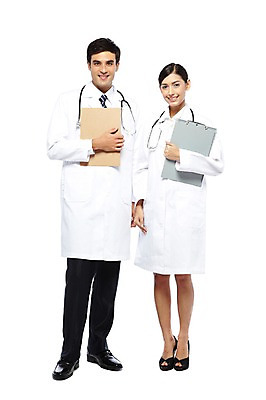 포토 JPG 스튜디오촬영 전신 서양인 외국인 해외기획촬영 직업 해외 여자 2011년태국 남자 포즈 청진기 의료기기 실내 서기 웃음 들기 누끼 사람 20대 성인 두명 앞모습 치료 진료 의사 의료용품 가운 의사가운 서류판 청년만 성인만 국내포토 옷 뷰포인트 의학 모션 표정 인종 청년 내부 사무용품 의료진 파일형식