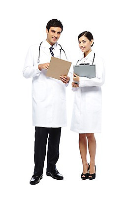 포토 JPG 스튜디오촬영 전신 서양인 외국인 해외기획촬영 직업 해외 여자 2011년태국 남자 포즈 청진기 의료기기 실내 서기 웃음 들기 누끼 사람 20대 성인 두명 앞모습 치료 진료 의사 의료용품 가운 의사가운 서류판 청년만 성인만 국내포토 옷 뷰포인트 의학 모션 표정 인종 청년 내부 사무용품 의료진 파일형식