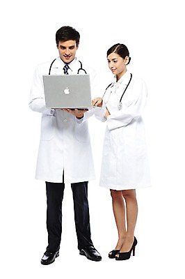 포토 JPG 스튜디오촬영 전신 서양인 외국인 해외기획촬영 직업 해외 여자 2011년태국 남자 포즈 청진기 의료기기 실내 서기 웃음 들기 누끼 사람 20대 성인 두명 앞모습 치료 노트북 컴퓨터 의사 의료용품 가운 의사가운 청년만 성인만 국내포토 옷 뷰포인트 의학 모션 표정 인종 청년 내부 전자제품 의료진 파일형식