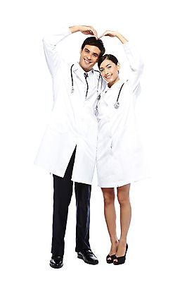 포토 JPG 스튜디오촬영 전신 서양인 외국인 해외기획촬영 직업 해외 여자 2011년태국 남자 포즈 청진기 의료기기 실내 사랑 서기 웃음 누끼 사람 20대 성인 두명 앞모습 치료 손들기 의사 하트 의료용품 가운 의사가운 청년만 성인만 국내포토 모양 옷 감정 뷰포인트 의학 모션 표정 인종 청년 내부 의료진 파일형식