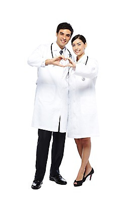 포토 JPG 스튜디오촬영 전신 서양인 외국인 해외기획촬영 직업 해외 여자 2011년태국 남자 포즈 청진기 의료기기 실내 사랑 서기 웃음 누끼 사람 20대 성인 두명 앞모습 치료 의사 하트 의료용품 가운 의사가운 청년만 성인만 국내포토 모양 옷 감정 뷰포인트 의학 모션 표정 인종 청년 내부 의료진 파일형식