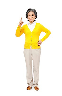 포토 JPG 스튜디오촬영 전신 모델 1 라이프스타일 여자 노년 할머니 허리손 포즈 실내 한명 서기 미소 웃음 누끼 사람 동양인 손짓 라이프 앞모습 실버라이프 노후 한개 한국인 검지손가락 가리킴 실버 60대 한가지 여자만 여자한명만 노인만 노인여자만 노인여자한명만 국내포토 뷰포인트 손가락 모션 표정 인종 성인 내부 생활 성인만 파일형식