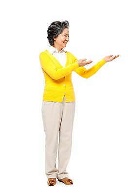 포토 JPG 스튜디오촬영 전신 모델 라이프스타일 응시 여자 노년 할머니 포즈 안내 실내 한명 서기 미소 웃음 누끼 사람 동양인 손짓 라이프 앞모습 실버라이프 노후 기쁨 한국인 실버 60대 환영 여자만 여자한명만 노인만 노인여자만 노인여자한명만 국내포토 1 시선 감정 뷰포인트 모션 표정 인종 성인 내부 생활 성인만 파일형식