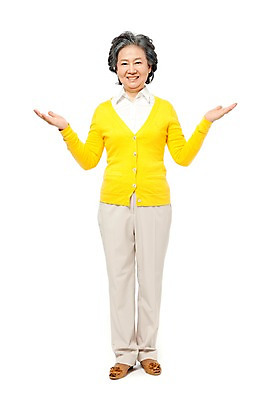 포토 JPG 스튜디오촬영 전신 모델 라이프스타일 여자 노년 할머니 포즈 안내 실내 한명 서기 미소 웃음 누끼 사람 동양인 손짓 라이프 앞모습 실버라이프 노후 기쁨 한국인 실버 60대 환영 여자만 여자한명만 노인만 노인여자만 노인여자한명만 국내포토 1 감정 뷰포인트 모션 표정 인종 성인 내부 생활 성인만 파일형식