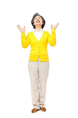 포토 JPG 스튜디오촬영 전신 모델 라이프스타일 응시 여자 노년 할머니 포즈 실내 손바닥 한명 서기 미소 웃음 누끼 사람 동양인 손짓 라이프 앞모습 실버라이프 노후 기쁨 한국인 실버 60대 환영 여자만 여자한명만 노인만 노인여자만 노인여자한명만 국내포토 1 손 시선 감정 뷰포인트 모션 표정 인종 성인 내부 생활 성인만 파일형식