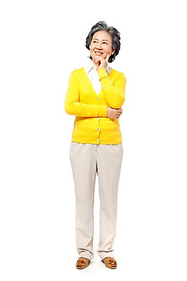 포토 JPG 스튜디오촬영 전신 모델 라이프스타일 응시 여자 노년 할머니 포즈 생각 실내 한명 서기 미소 웃음 누끼 사람 동양인 손짓 라이프 앞모습 실버라이프 노후 한국인 검지손가락 실버 60대 고민 갈등 여자만 여자한명만 노인만 노인여자만 노인여자한명만 국내포토 1 시선 감정 뷰포인트 손가락 모션 표정 인종 성인 내부 생활 성인만 파일형식