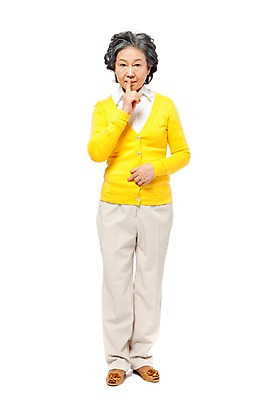 포토 JPG 스튜디오촬영 전신 모델 라이프스타일 여자 노년 할머니 포즈 실내 한명 서기 미소 웃음 누끼 사람 동양인 손짓 라이프 앞모습 실버라이프 노후 한국인 검지손가락 가리킴 실버 60대 쉿 조용 정숙 여자만 여자한명만 노인만 노인여자만 노인여자한명만 국내포토 1 뷰포인트 손가락 모션 표정 인종 성인 내부 생활 성인만 파일형식