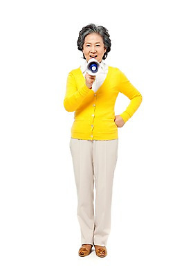 포토 JPG 스튜디오촬영 전신 모델 라이프스타일 여자 노년 할머니 허리손 포즈 안내 실내 말하기 한명 서기 미소 웃음 들기 누끼 사람 동양인 라이프 앞모습 실버라이프 노후 확성기 한국인 메시지 실버 60대 알림 여자만 여자한명만 노인만 노인여자만 노인여자한명만 소식_알림 국내포토 1 뷰포인트 컨셉 모션 표정 인종 성인 내부 생활 성인만 파일형식