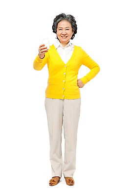 포토 JPG 스튜디오촬영 전신 모델 라이프스타일 여자 노년 할머니 허리손 포즈 실내 건강 한명 서기 미소 웃음 들기 누끼 사람 동양인 라이프 앞모습 실버라이프 노후 알약 약 건강관리 한국인 실버 약병 60대 피로회복제 여자만 여자한명만 노인만 노인여자만 노인여자한명만 국내포토 1 뷰포인트 의학 모션 표정 관리 인종 성인 내부 생활 피로회복 병_담는 성인만 파일형식