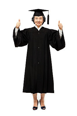 포토 JPG 스튜디오촬영 전신 모델 라이프스타일 여자 노년 할머니 포즈 학사모 졸업 성공 졸업식 실내 한명 서기 미소 웃음 누끼 사람 동양인 손짓 라이프 앞모습 실버라이프 노후 기쁨 한국인 엄지손가락 축하 최고 가운 졸업가운 실버 결과 60대 즐거움 노인대학 여자만 여자한명만 노인만 노인여자만 노인여자한명만 평생교육 국내포토 모자_잡화 1 옷 교육 감정 뷰포인트 컨셉 손가락 모션 표정 인종 성인 내부 생활 대학교 성인만 파일형식