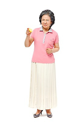 포토 JPG 스튜디오촬영 전신 모델 라이프스타일 여자 열매 노년 할머니 포즈 과일 실내 건강 한명 서기 미소 웃음 들기 누끼 사람 동양인 라이프 앞모습 실버라이프 노후 노란색 건강관리 한국인 찡그림 실버 60대 레몬 비타민 비타민C 신맛 여자만 여자한명만 노인만 노인여자만 노인여자한명만 국내포토 식물 1 뷰포인트 컬러 모션 표정 관리 인종 성인 내부 생활 맛 영양소 성인만 파일형식