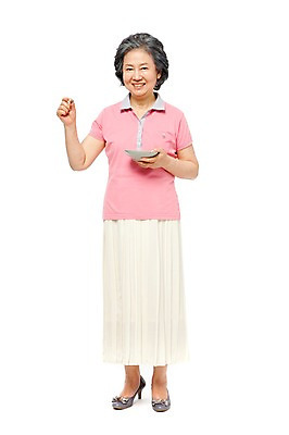 포토 JPG 스튜디오촬영 전신 모델 라이프스타일 여자 노년 할머니 포즈 재료 실내 건강 한명 서기 미소 웃음 들기 누끼 사람 동양인 라이프 앞모습 실버라이프 노후 건강관리 한의학 한국인 약재 한약재 실버 약초 60대 한약 목단피 여자만 여자한명만 노인만 노인여자만 노인여자한명만 국내포토 1 뷰포인트 의학 모션 표정 관리 인종 성인 내부 생활 약 풀_식물 성인만 파일형식