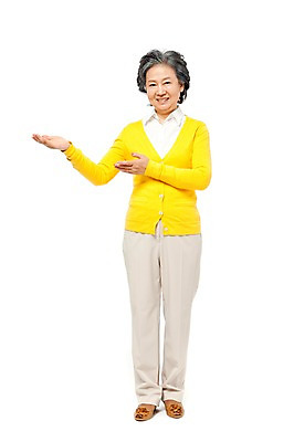 포토 JPG 스튜디오촬영 전신 모델 라이프스타일 여자 노년 할머니 포즈 안내 실내 한명 서기 미소 웃음 누끼 사람 동양인 손짓 라이프 앞모습 실버라이프 노후 기쁨 한국인 실버 60대 환영 여자만 여자한명만 노인만 노인여자만 노인여자한명만 국내포토 1 감정 뷰포인트 모션 표정 인종 성인 내부 생활 성인만 파일형식