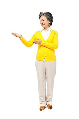 포토 JPG 스튜디오촬영 전신 모델 라이프스타일 응시 여자 노년 할머니 포즈 안내 실내 한명 서기 미소 웃음 누끼 사람 동양인 손짓 라이프 앞모습 실버라이프 노후 기쁨 한국인 실버 60대 환영 여자만 여자한명만 노인만 노인여자만 노인여자한명만 국내포토 1 시선 감정 뷰포인트 모션 표정 인종 성인 내부 생활 성인만 파일형식