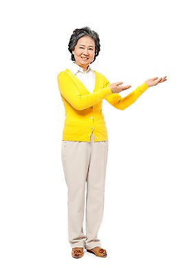 포토 JPG 스튜디오촬영 전신 모델 라이프스타일 여자 노년 할머니 포즈 안내 실내 한명 서기 미소 웃음 누끼 사람 동양인 손짓 라이프 앞모습 실버라이프 노후 기쁨 한국인 실버 60대 환영 여자만 여자한명만 노인만 노인여자만 노인여자한명만 국내포토 1 감정 뷰포인트 모션 표정 인종 성인 내부 생활 성인만 파일형식