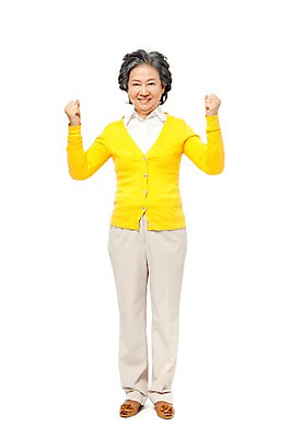 포토 JPG 스튜디오촬영 전신 모델 라이프스타일 여자 노년 할머니 포즈 실내 한명 서기 미소 웃음 누끼 사람 동양인 손짓 라이프 앞모습 실버라이프 노후 파이팅 주먹 한국인 실버 60대 여자만 여자한명만 노인만 노인여자만 노인여자한명만 국내포토 1 뷰포인트 모션 표정 인종 성인 내부 생활 성인만 파일형식