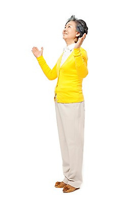 포토 JPG 스튜디오촬영 전신 모델 라이프스타일 응시 여자 노년 할머니 포즈 실내 손바닥 한명 서기 미소 웃음 누끼 사람 동양인 손짓 라이프 옆모습 실버라이프 노후 기쁨 한국인 실버 60대 환영 여자만 여자한명만 노인만 노인여자만 노인여자한명만 국내포토 1 손 시선 감정 뷰포인트 모션 표정 인종 성인 내부 생활 성인만 파일형식