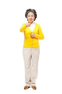 포토 JPG 스튜디오촬영 전신 모델 라이프스타일 여자 노년 할머니 포즈 실내 한명 서기 미소 웃음 누끼 사람 동양인 손짓 라이프 앞모습 실버라이프 노후 한국인 검지손가락 가리킴 실버 60대 여자만 여자한명만 노인만 노인여자만 노인여자한명만 국내포토 1 뷰포인트 손가락 모션 표정 인종 성인 내부 생활 성인만 파일형식