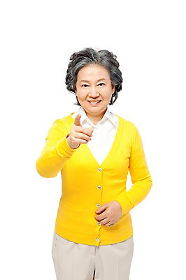 포토 JPG 스튜디오촬영 모델 라이프스타일 여자 노년 할머니 포즈 실내 한명 서기 미소 웃음 누끼 사람 동양인 손짓 상반신 라이프 앞모습 실버라이프 노후 한국인 검지손가락 가리킴 실버 60대 여자만 여자한명만 노인만 노인여자만 노인여자한명만 국내포토 1 뷰포인트 손가락 모션 표정 인종 성인 내부 생활 성인만 파일형식