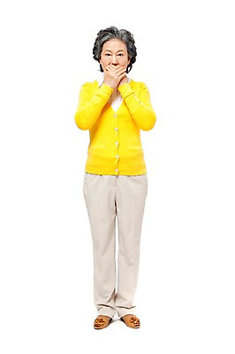 포토 JPG 스튜디오촬영 전신 모델 라이프스타일 여자 노년 할머니 포즈 실내 한명 서기 미소 웃음 누끼 사람 동양인 손짓 라이프 앞모습 실버라이프 노후 한국인 가림 실버 60대 손등 입가림 여자만 여자한명만 노인만 노인여자만 노인여자한명만 국내포토 1 손 뷰포인트 모션 표정 인종 성인 내부 생활 성인만 파일형식