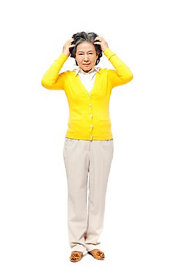 포토 JPG 스튜디오촬영 전신 모델 라이프스타일 응시 여자 노년 할머니 포즈 실내 한명 서기 미소 웃음 누끼 사람 동양인 손짓 라이프 앞모습 실버라이프 노후 손들기 고통 한국인 실버 60대 두통 여자만 여자한명만 노인만 노인여자만 노인여자한명만 국내포토 1 시선 감정 뷰포인트 모션 표정 인종 성인 내부 생활 질병 성인만 파일형식